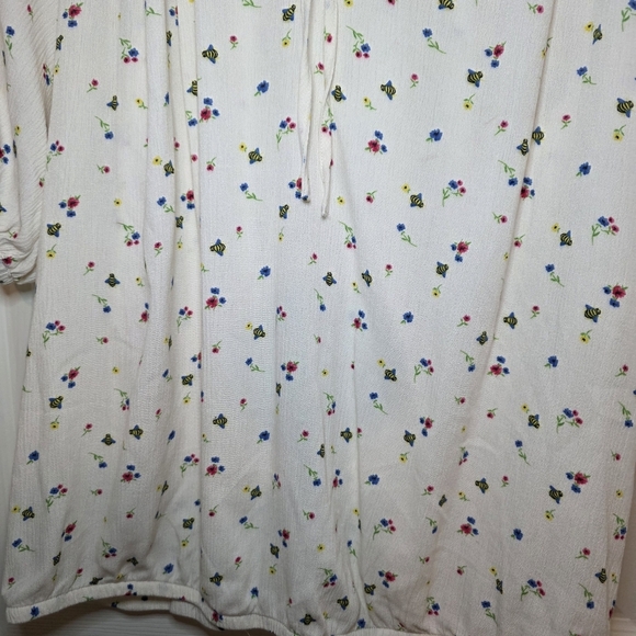 Torrid Cream Blouse with Floral Accents Sz 1X - Picture 4 of 10